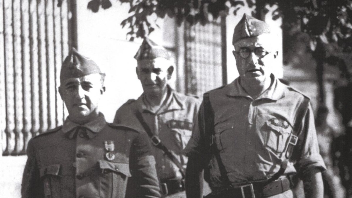 El teniente coronel Yagüe (derecha) con Franco en Sevilla el 24 de julio de 1936. Tras ellos, el coronel Martín Moreno. HDS