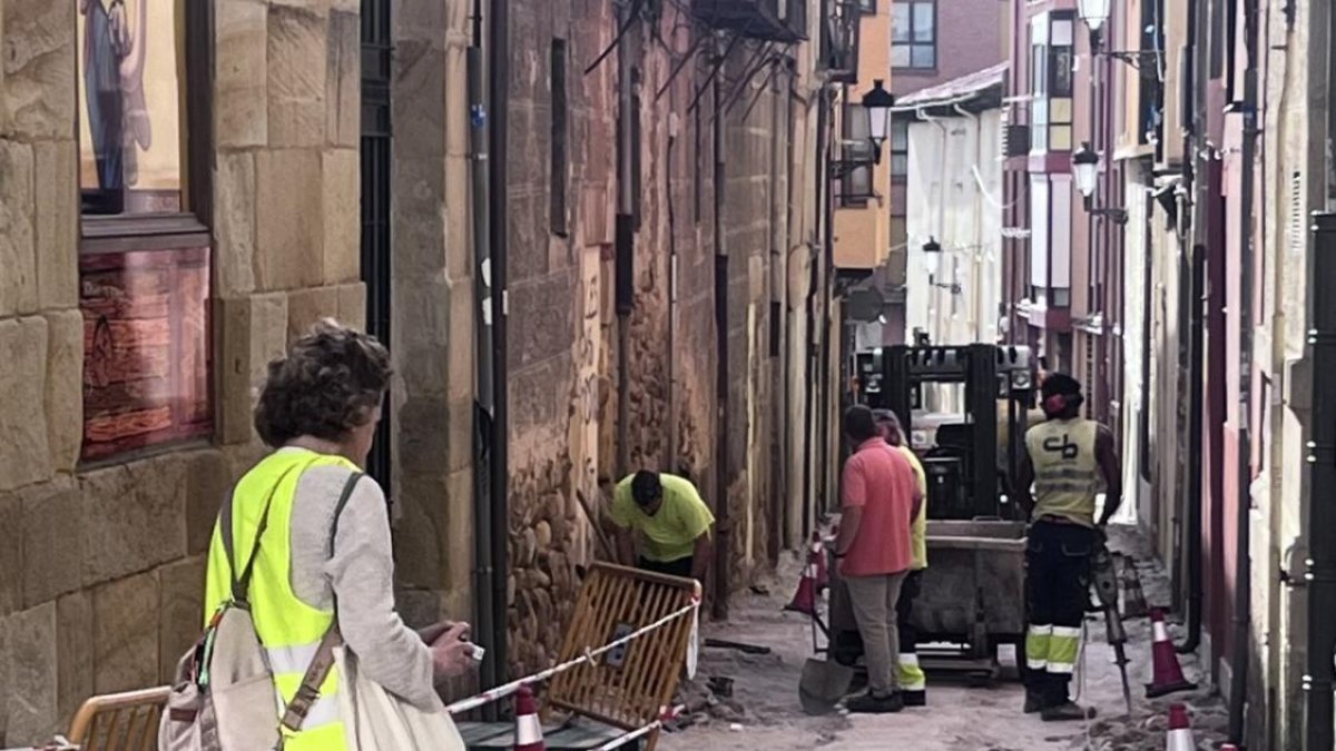 El primer tramo de la calle Zapatería de Soria, cortado para la sustitución del pavimento.