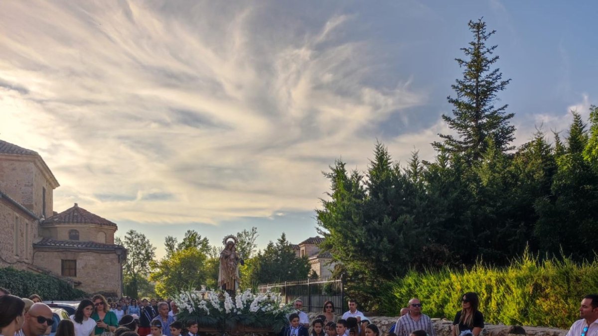 Un momento de la procesión por las calles de El Burgo