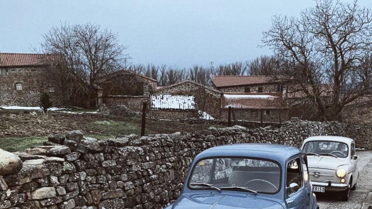 Cartel anunciador de la ruta en Seat 600 por la provincia de Soria.