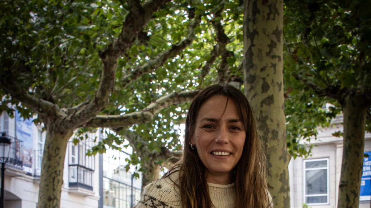 Míriam Martínez teje en la Plaza de las Mujeres de Soria.