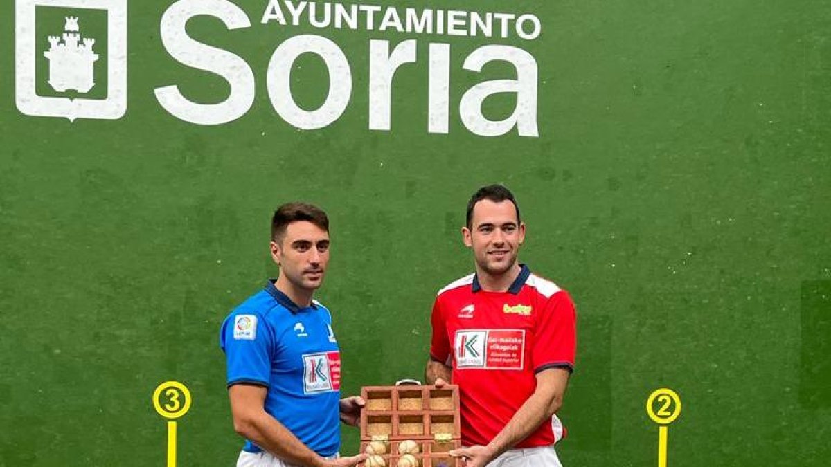 Pello Etxeberria y Erik Jaka en el frontón de La Juventud tras la elección del material.