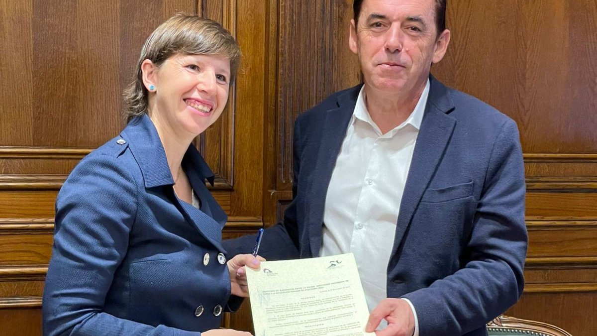 Edurne Orte y Benito Serrano tras la firma del convenio.