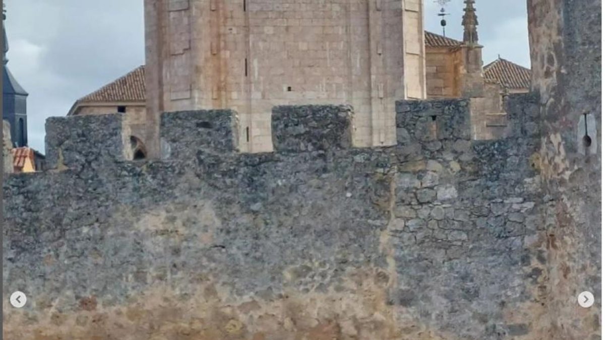 Imagen tomada por la Policía de El Burgo sobre las pintadas realizadas en la muralla.