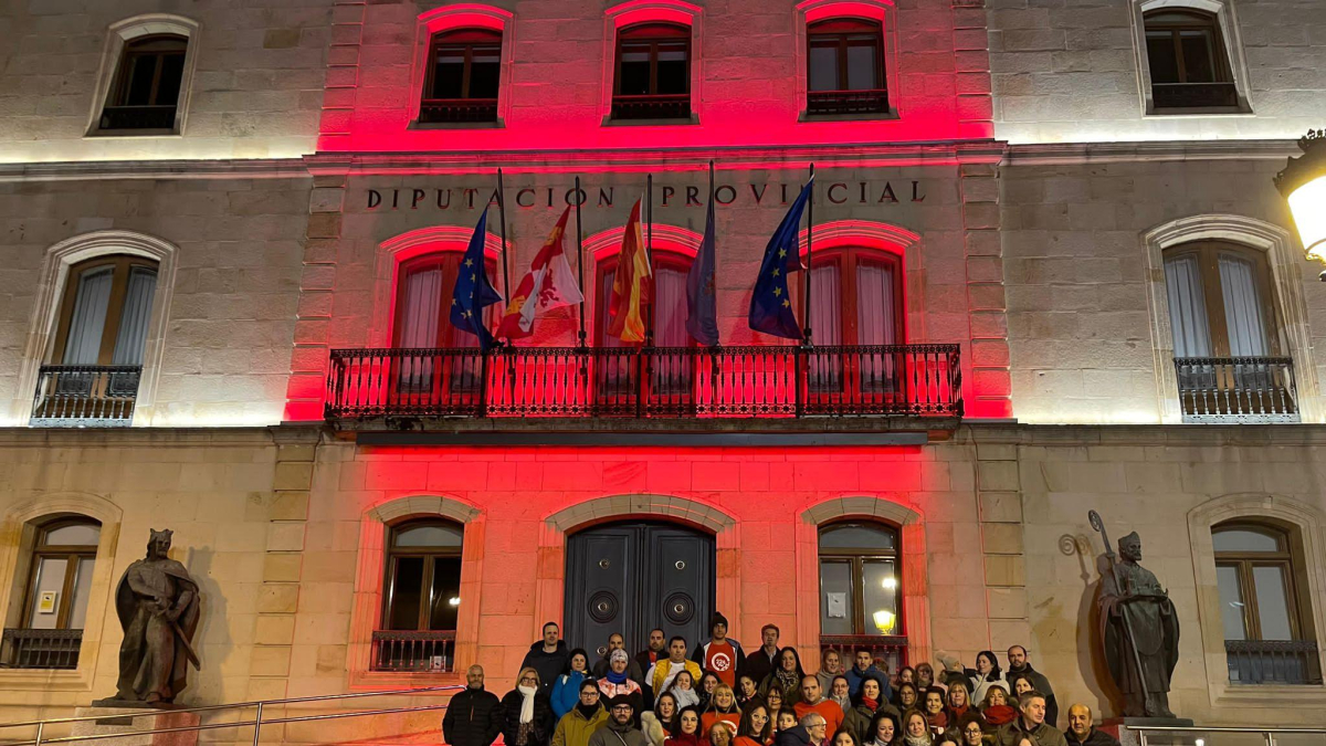 Diputación se iluminó de rojo para invitar a Soria a conocer más sobre el síndrome 22q11.