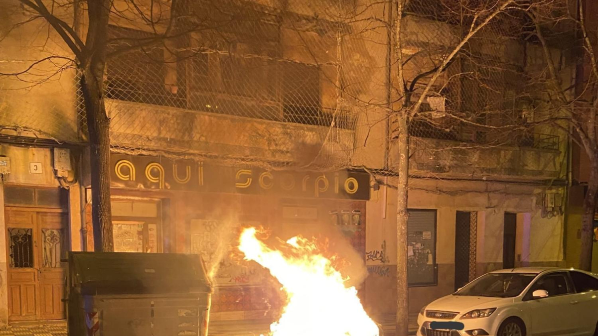 Uno de los contenedores ardiendo en la capital.