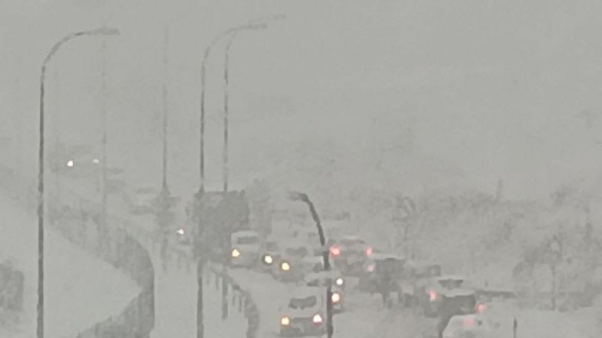 Caótico acceso a la ciudad desde la calle Las Casas.