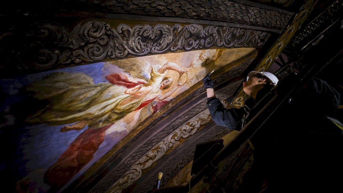 Detalles de los trabajos que están realizando los restauradores