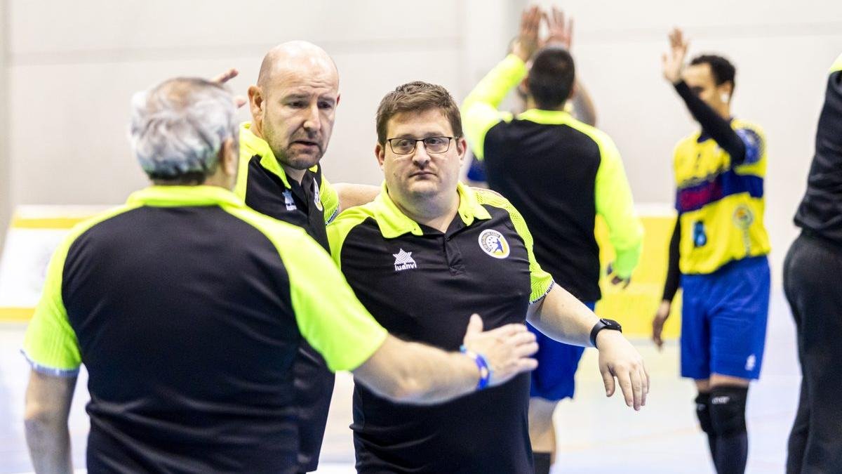 Jordi Lluelles junto a su cuerpo técnico en un encuentro en el San Andrés.
