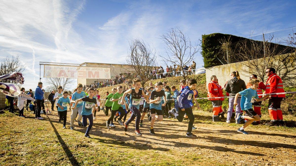 Mañana de atletismo infantil y juvenil que computa para los Juegos Escolares