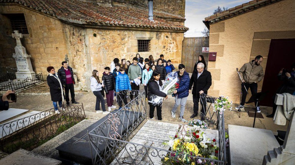 Ofrendas florales y poemas para recordar