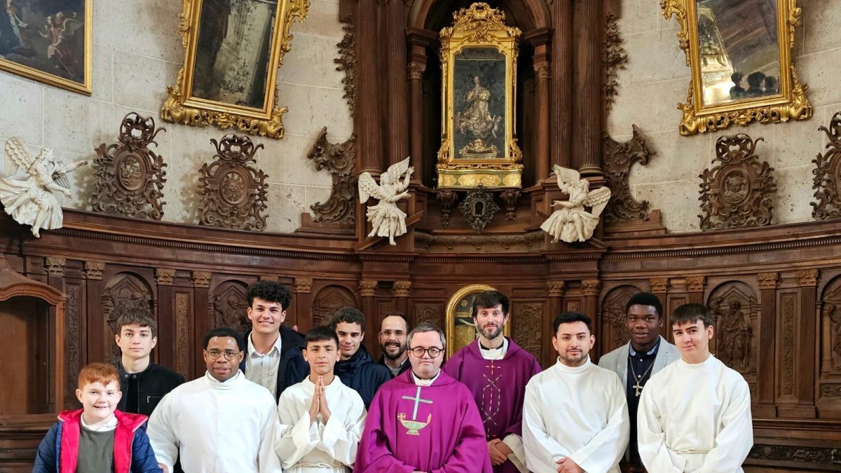 Seminaristas de El Burgo de Osma con sacerdotes.