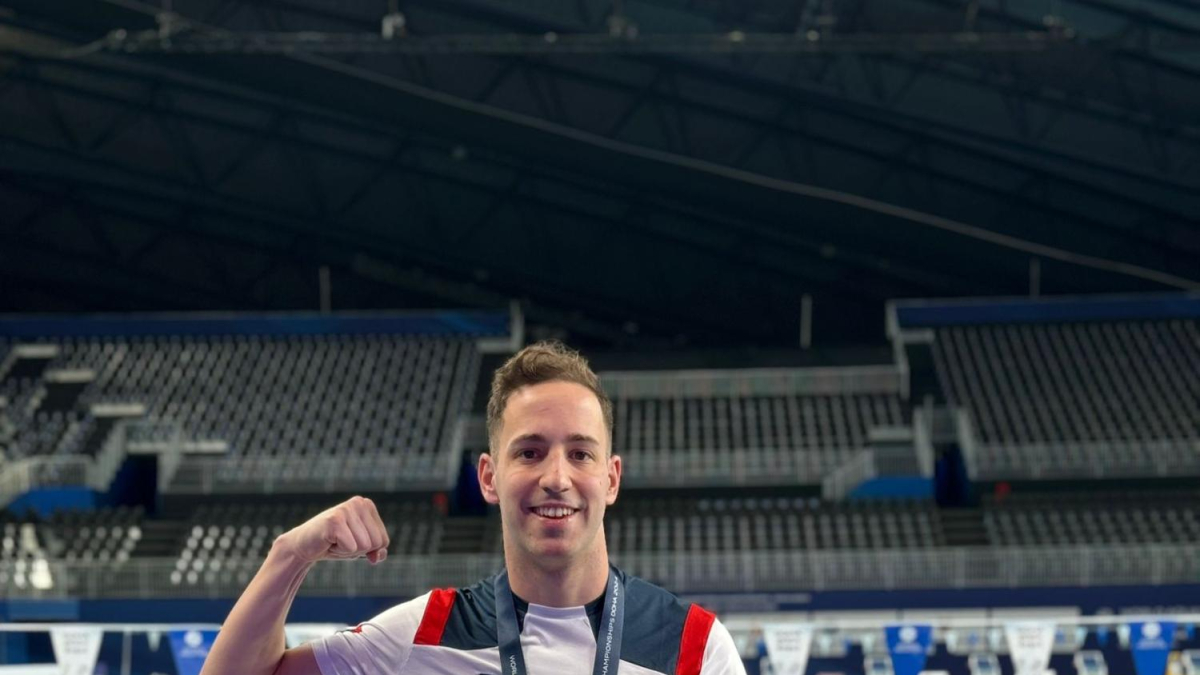Sergio Martín con la medalla de plata lograda en los 800 libres de la cita mundialista.
