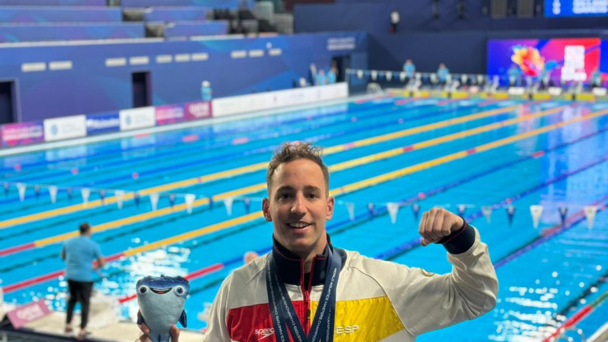 Sergio Martín posa con las dos medallas que ha logrado en el Mundial Máster de Natación.