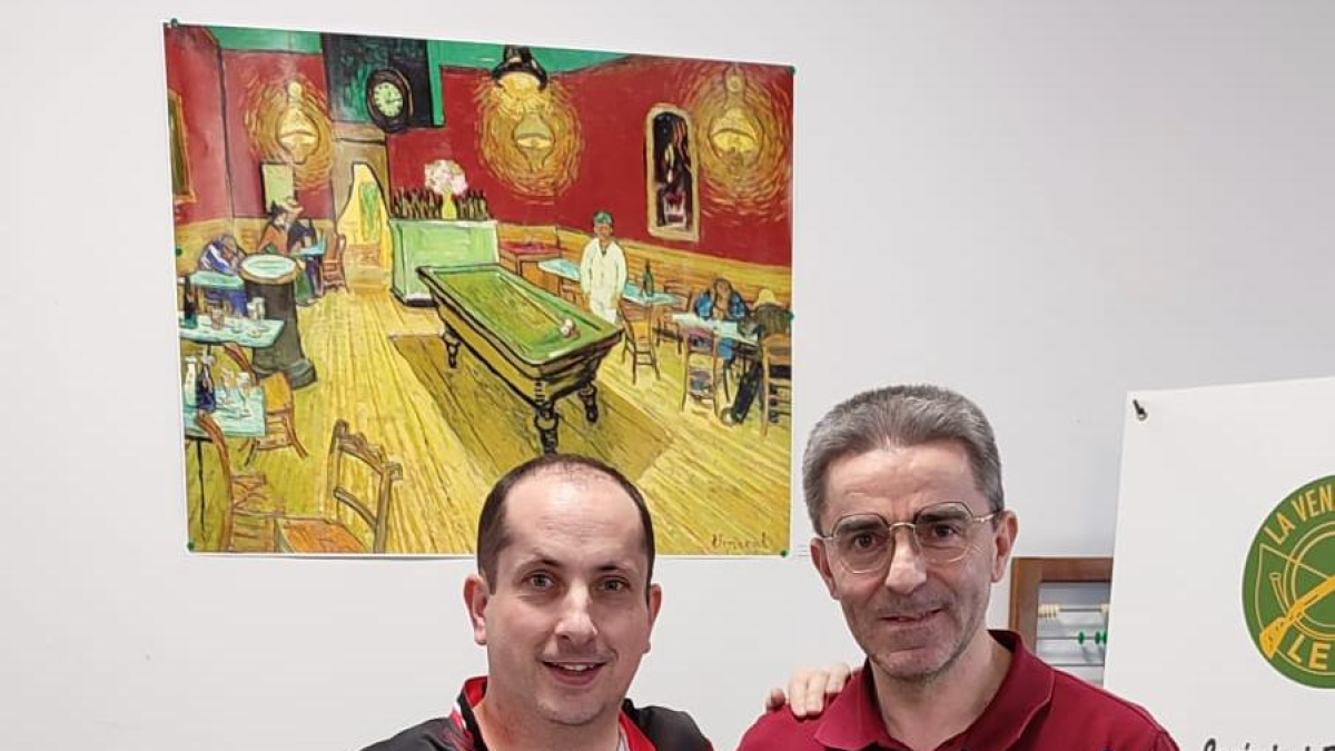 Carlos Cortés, de rojo y negro, durante la prueba en León.