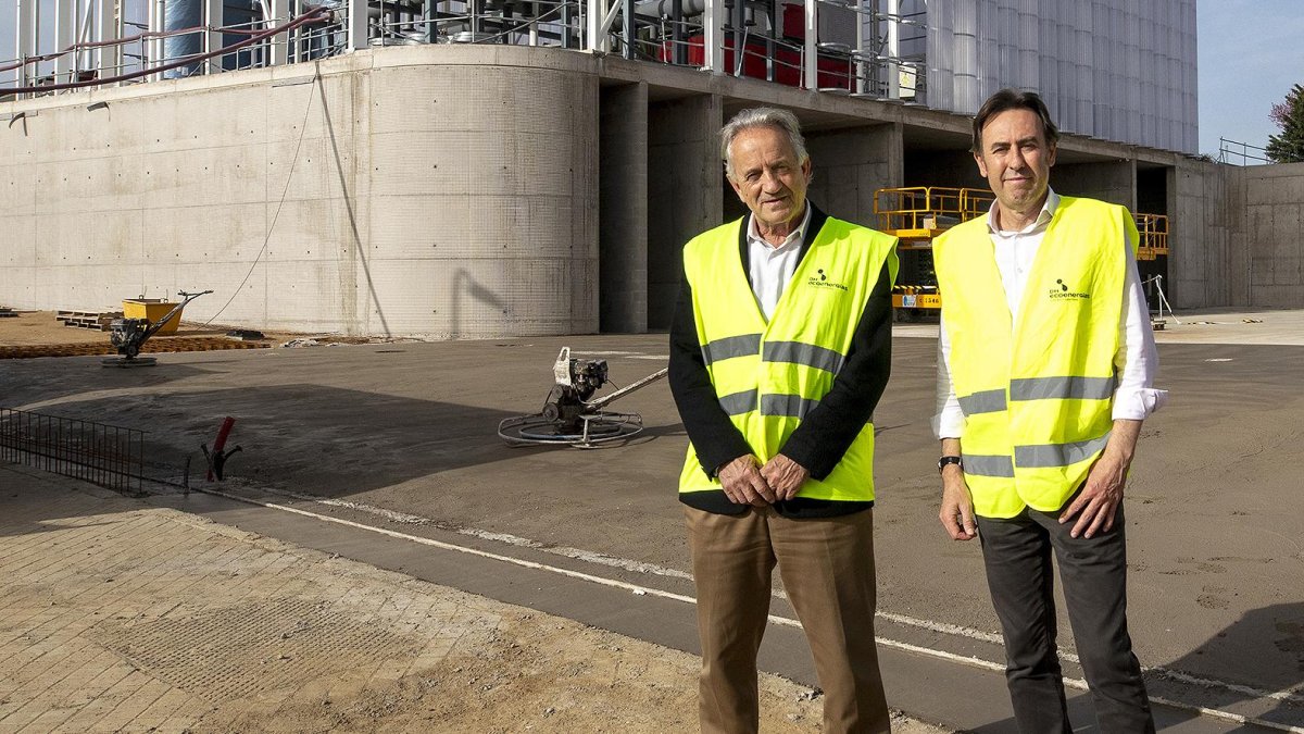 Teo López y Juan María Sánchez en la planta de Ávila.