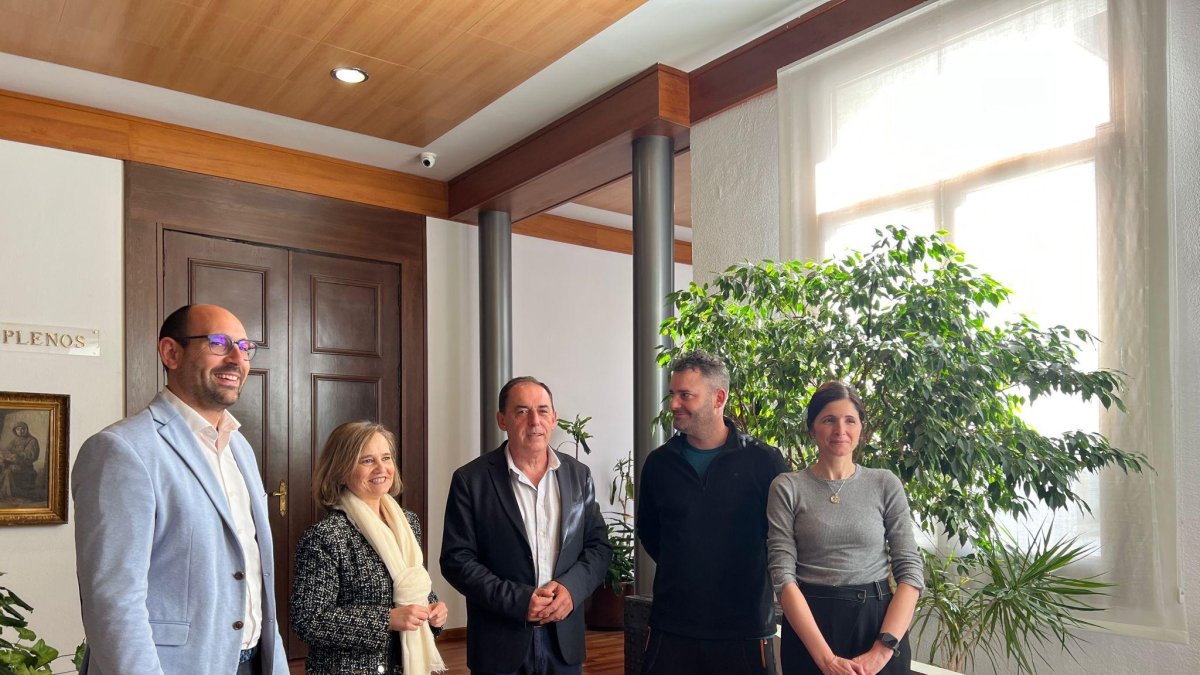 Los representantes de los cuatro GAL de la provincia posan junto al presidente de la Diputación.