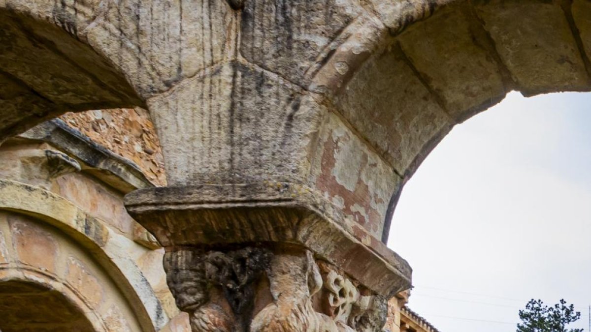 Detalle en la arquería del monasterio.