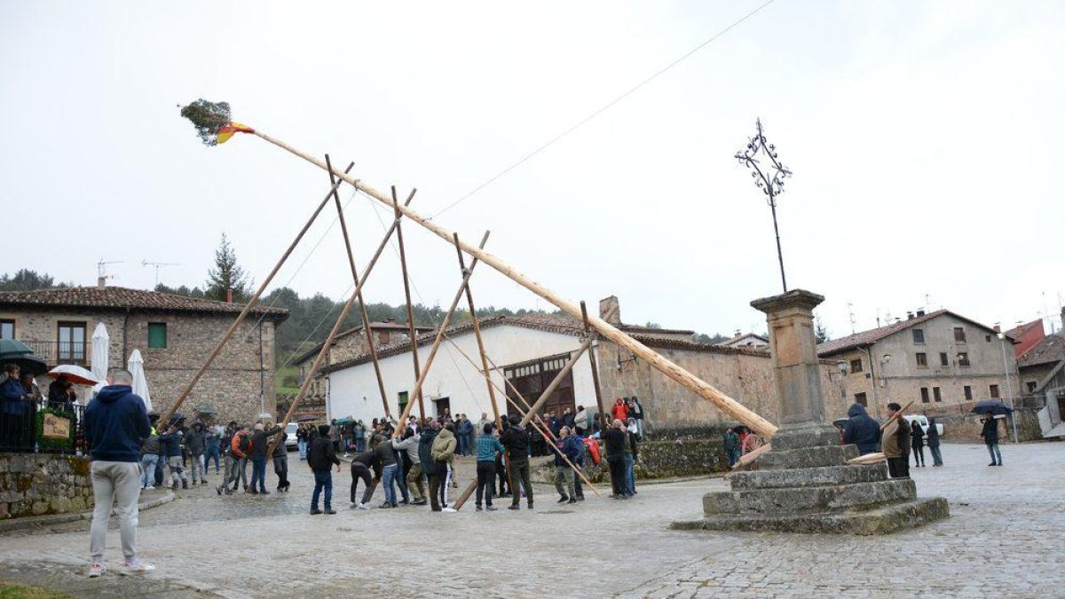 La lluvia amenazó con complicar la fiesta