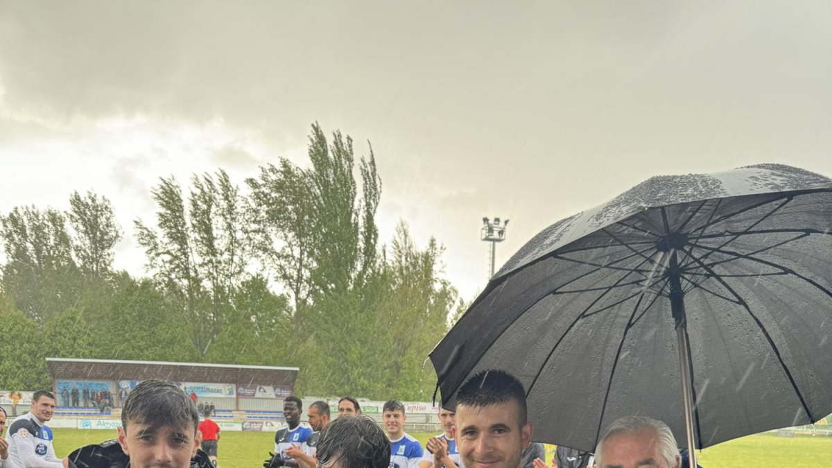 Jesu durante el homenaje recibido por sus 460 partidos con el Almazán.