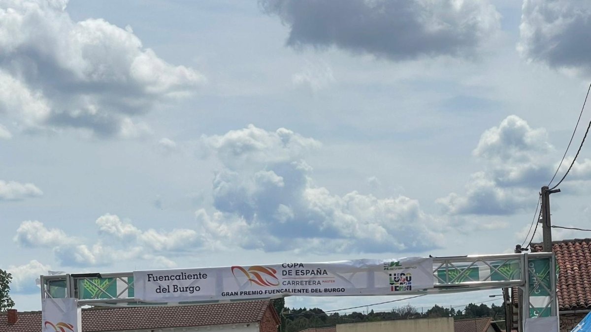 Mario Villasevil en el momento de cruzar la línea de meta como ganador del X Trofeo de Fuencaliente.