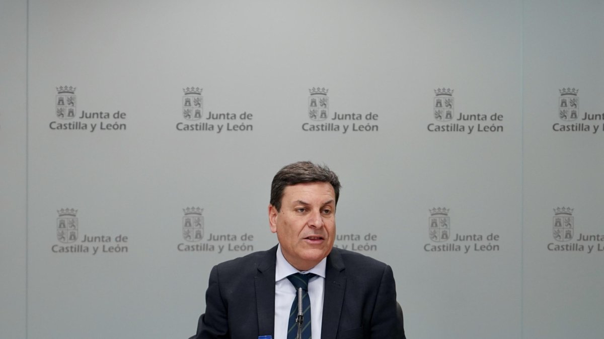 El consejero de Economía y Hacienda y portavoz, Carlos Fernández Carriedo, comparece en rueda de prensa posterior al Consejo de Gobierno.