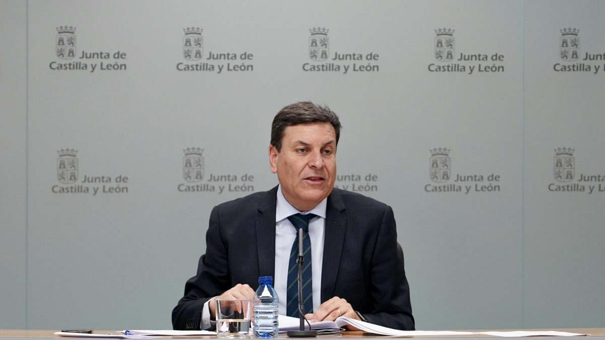 El consejero de Economía y Hacienda y portavoz, Carlos Fernández Carriedo, comparece en rueda de prensa posterior al Consejo de Gobierno.