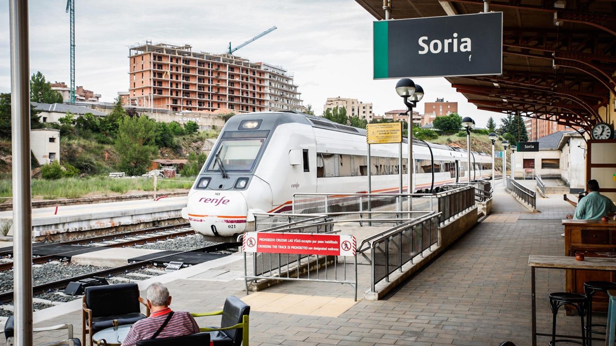Imagen de archivo del tren de Soria a Madrid en la estación del Cañuelo antes de iniciar el viaje.