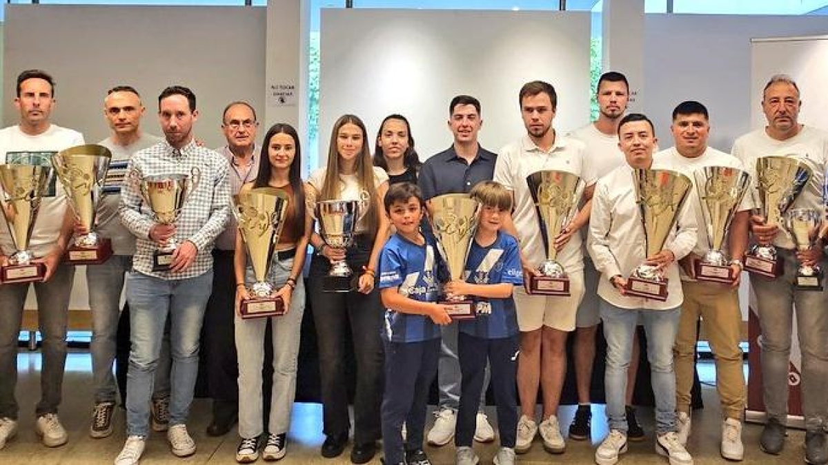 Foto de familia de los campeones del fútbol soriano.