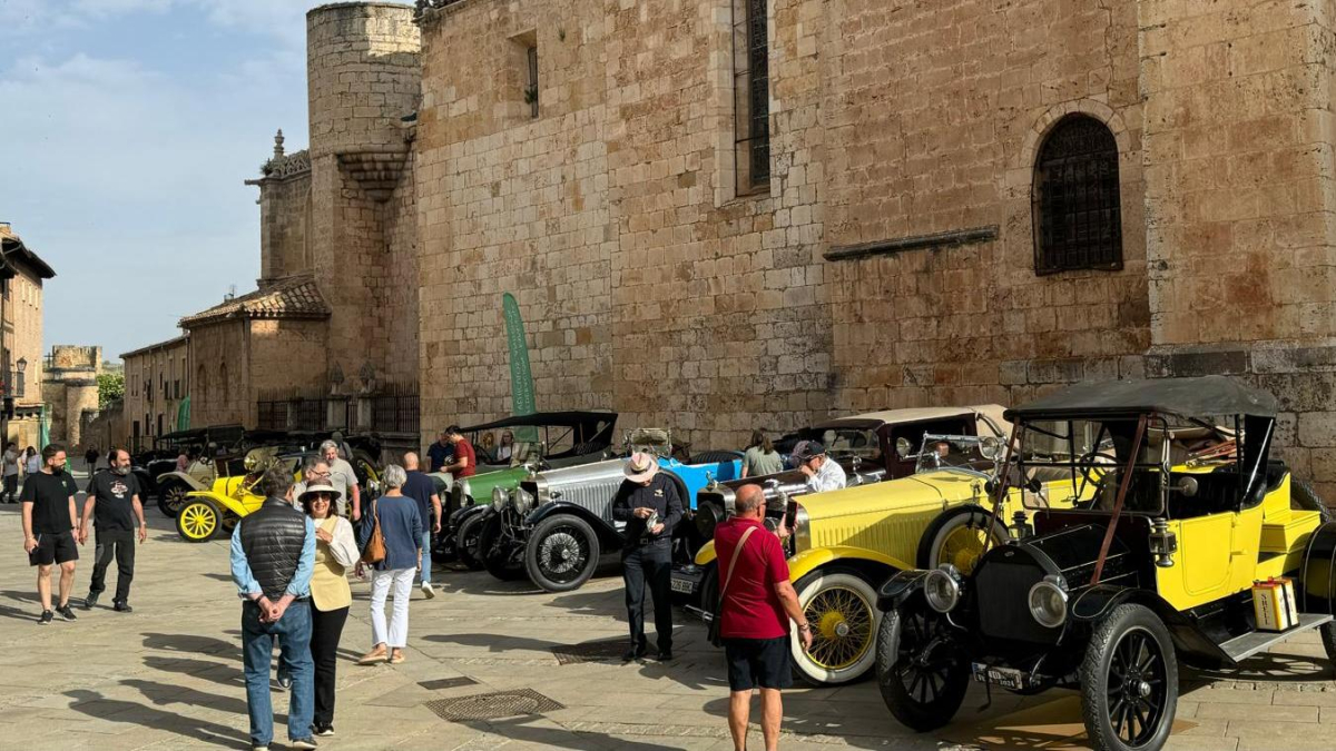 Los vehículos centenarios causaron sensación ayer en El Burgo
