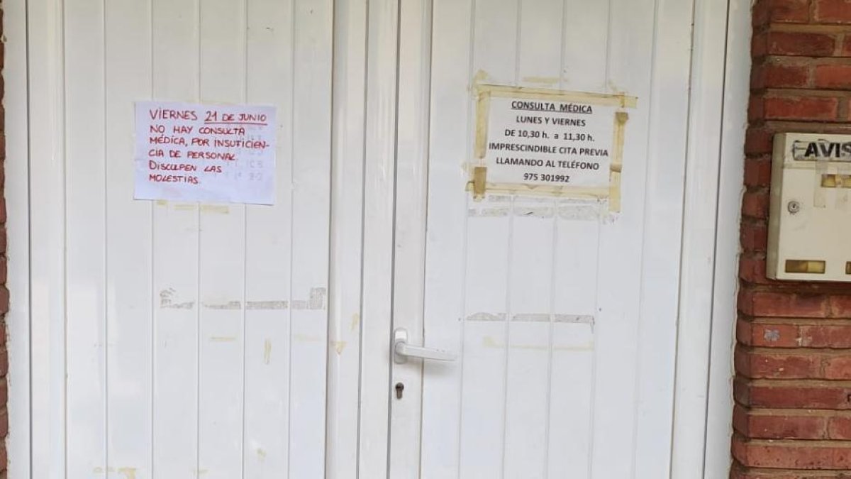 Un cartel en el consultorio de Matamala avisaba el 21 de junio de la «insuficiencia de personal».