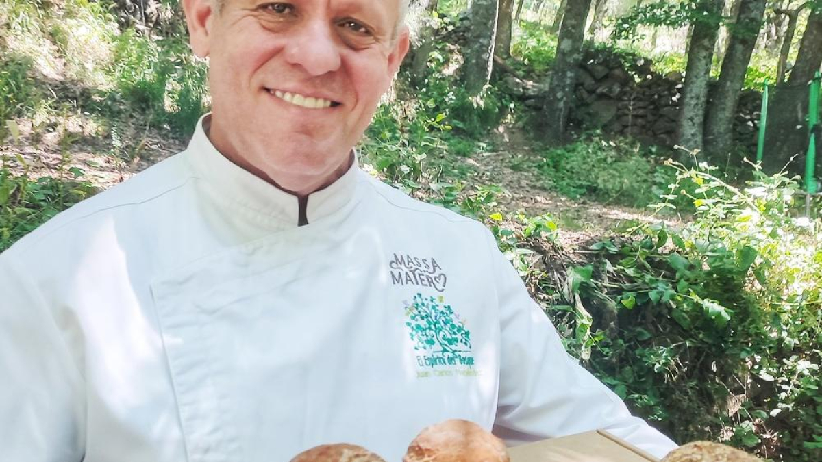 Juan Carlos posa con algunos de los panes que elabora.