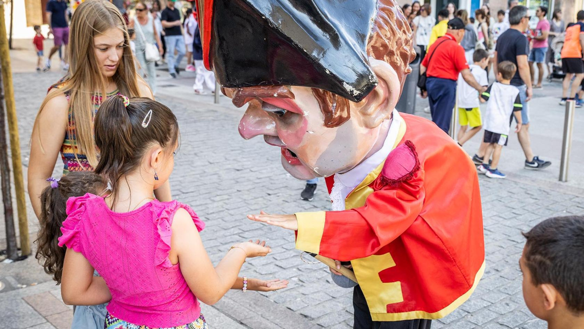 El público infantil disfruta del primer día de cabezudos de este verano.