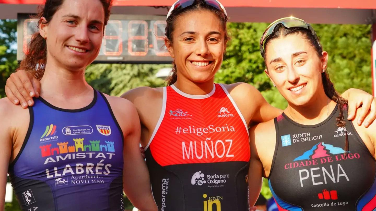 Marina Muñoz en el centro de la imagen como campeona de España de acuatlón.