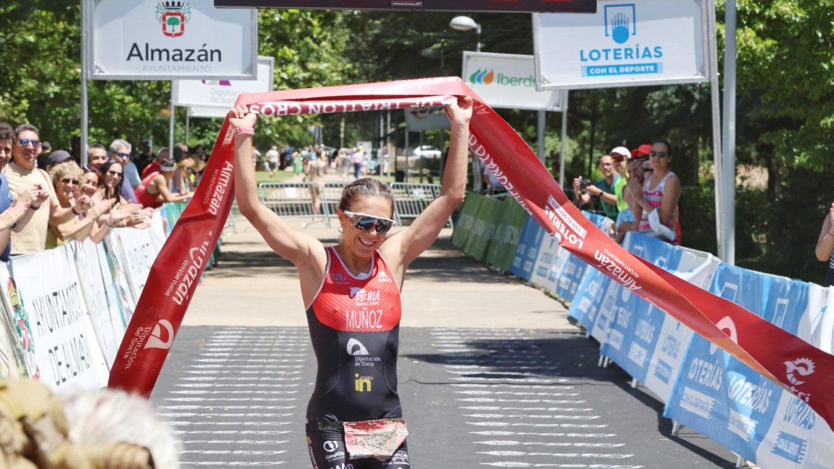 Marina Muñoz en el momento de proclamarse campeona de España de triatlón cross