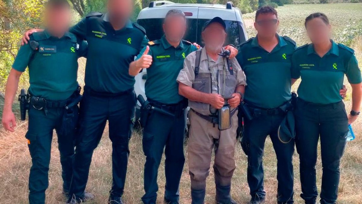 Los agentes con el pescador.
