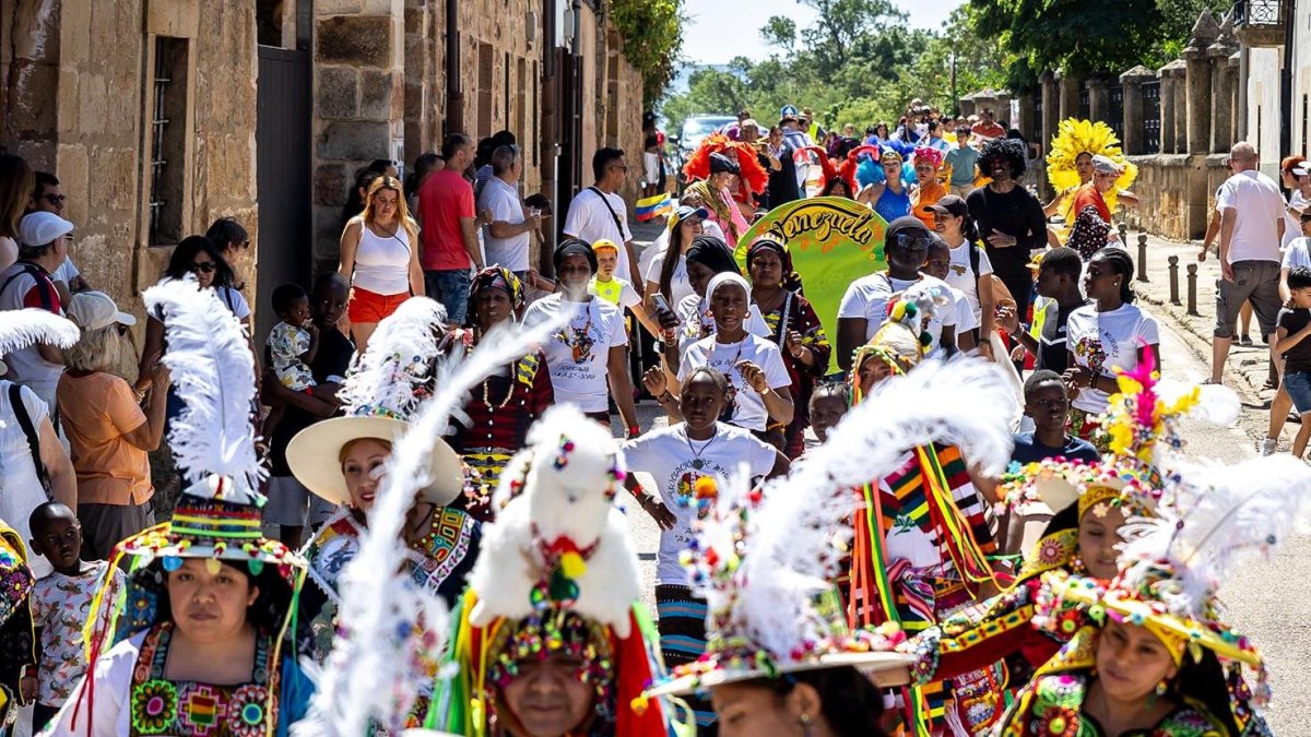 Demostración de folclore de países latinoamericanos en El Royo.
