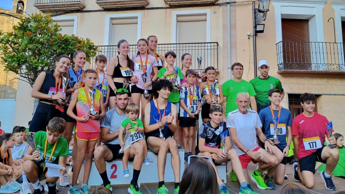 Los mejores clasificados en la prueba agredeña junto al campeón Fermín Cacho.