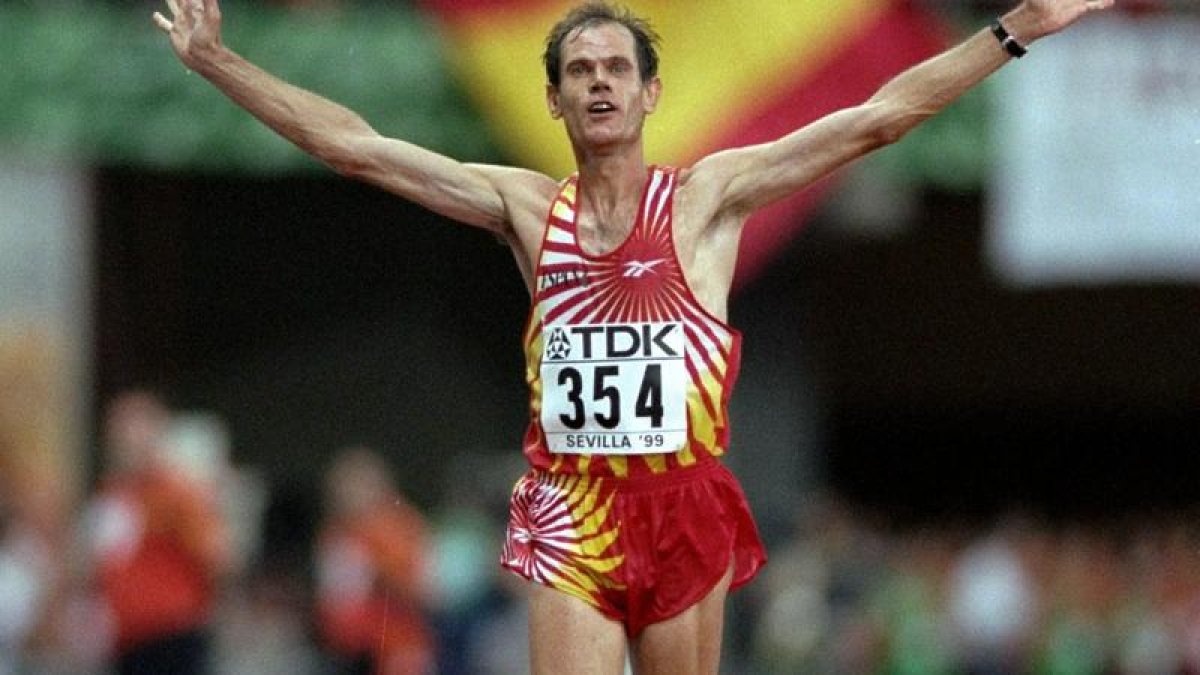 Abel Antón en el momento de entrar en el Estadio de La Cartuja de Sevilla hace 25 años.