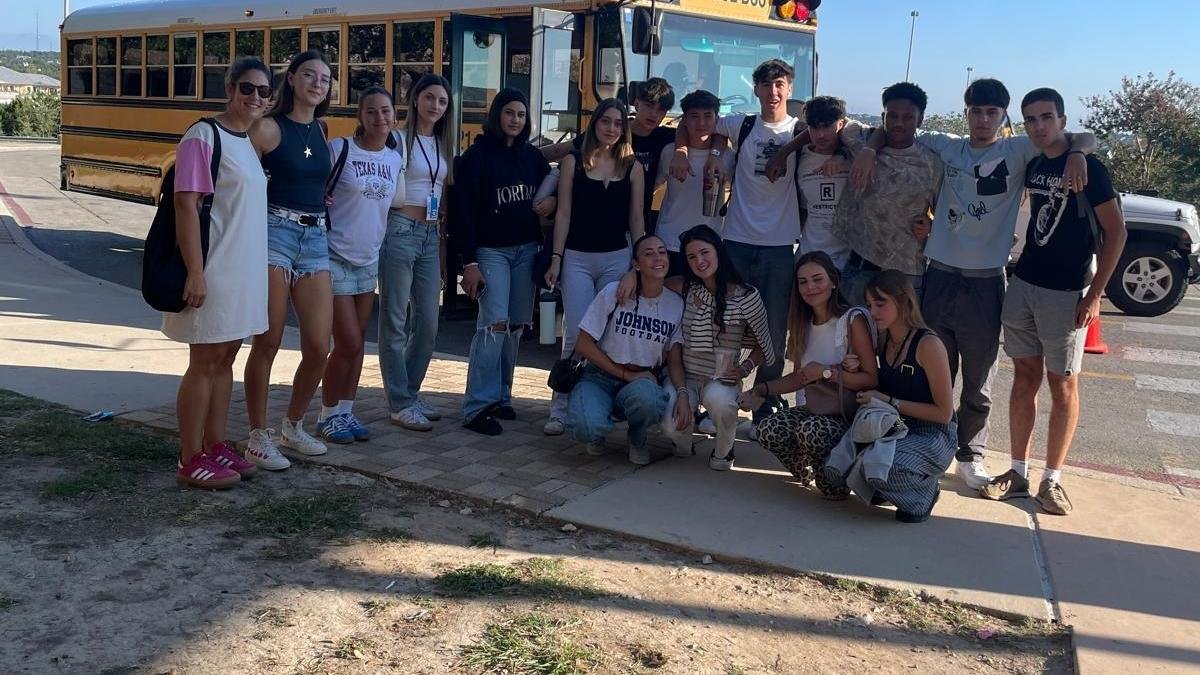 Alumnos participantes en el intercambio frente a un típico autobús escolar de Estados Unidos.