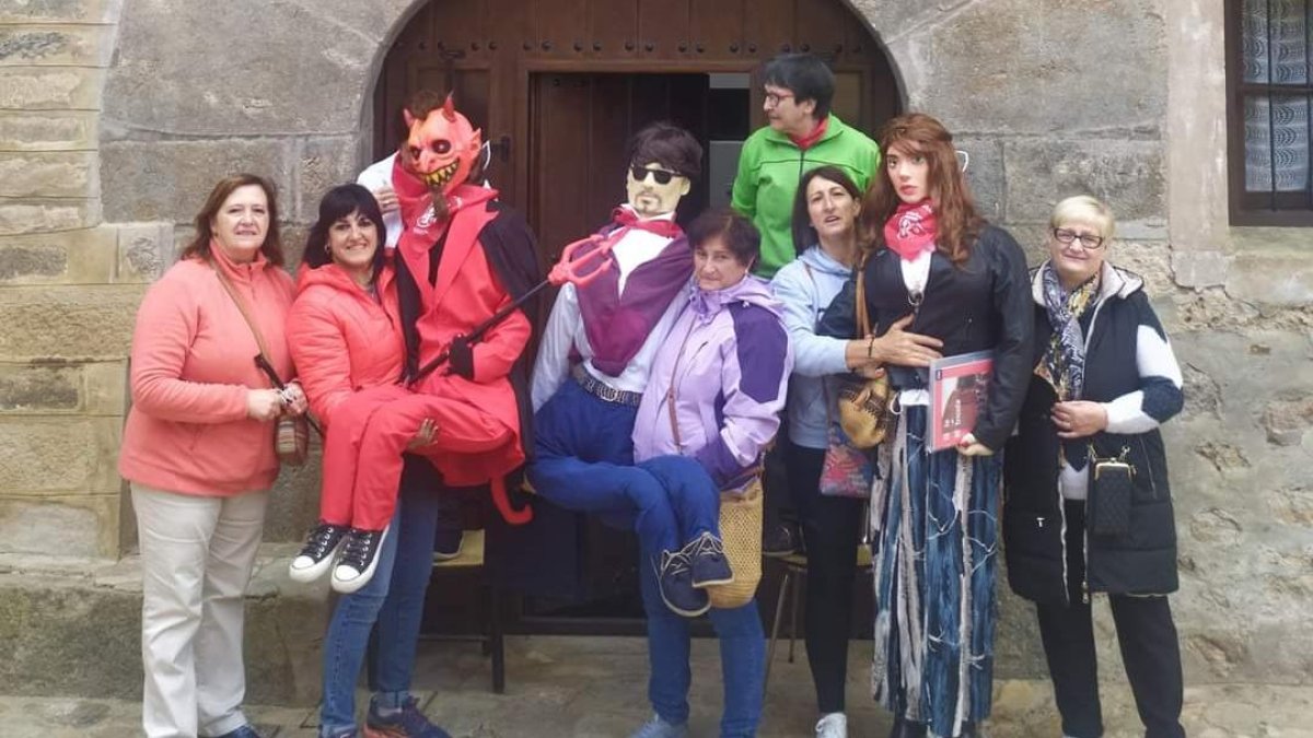 Los diablillos de 2024 junto a las agredeñas que los confeccionan.