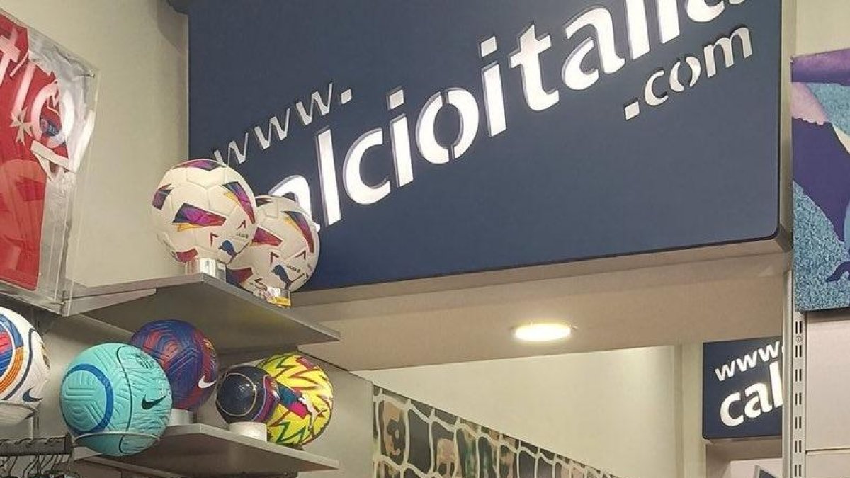 La camiseta del Numancia entre los artículos que se pueden encontrar en una tienda deportiva de Roma.