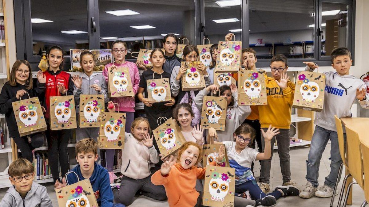 Los niños pintaron una bolsa con una máscara Catrina