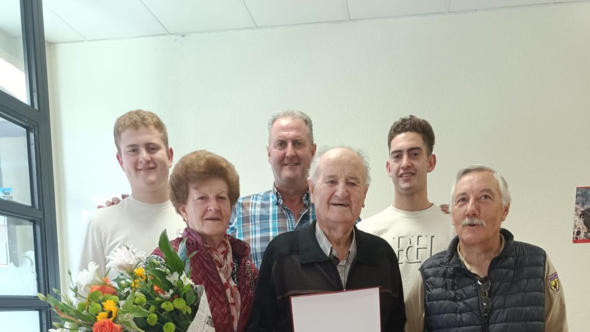 Belarmino Cabrerizo junto a sus familiares y el delegado provincial de Caza, José Manzano.