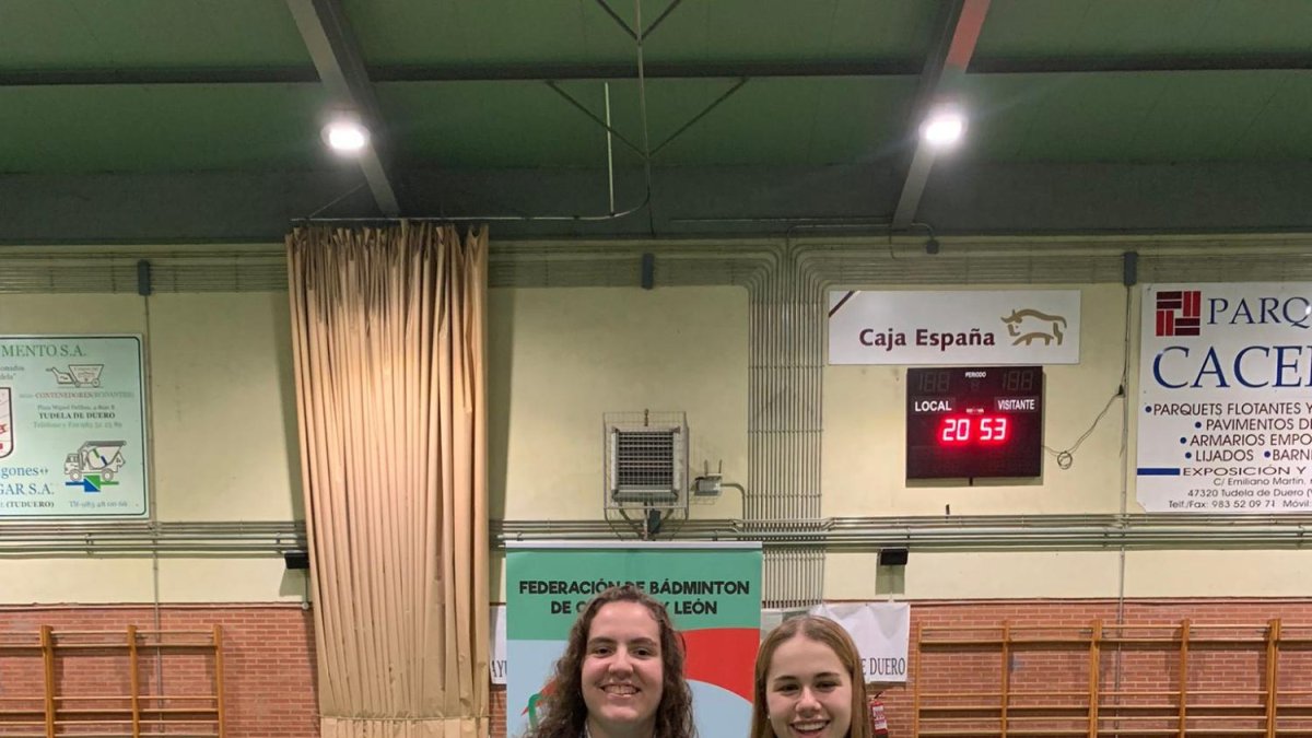 Beatriz Hernández y Daniela Corchón con sus medallas de oro.
