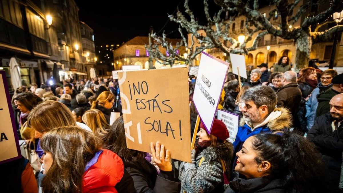 ‘De luto por las asesinadas. En lucha por las violentadas’, lema de la jornada