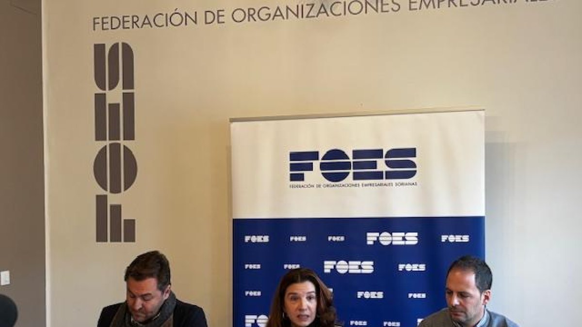 De izquierda a derecha, Jesús Izquierdo, María Ángeles Fernández y Jesús Ciria, este martes en FOES.