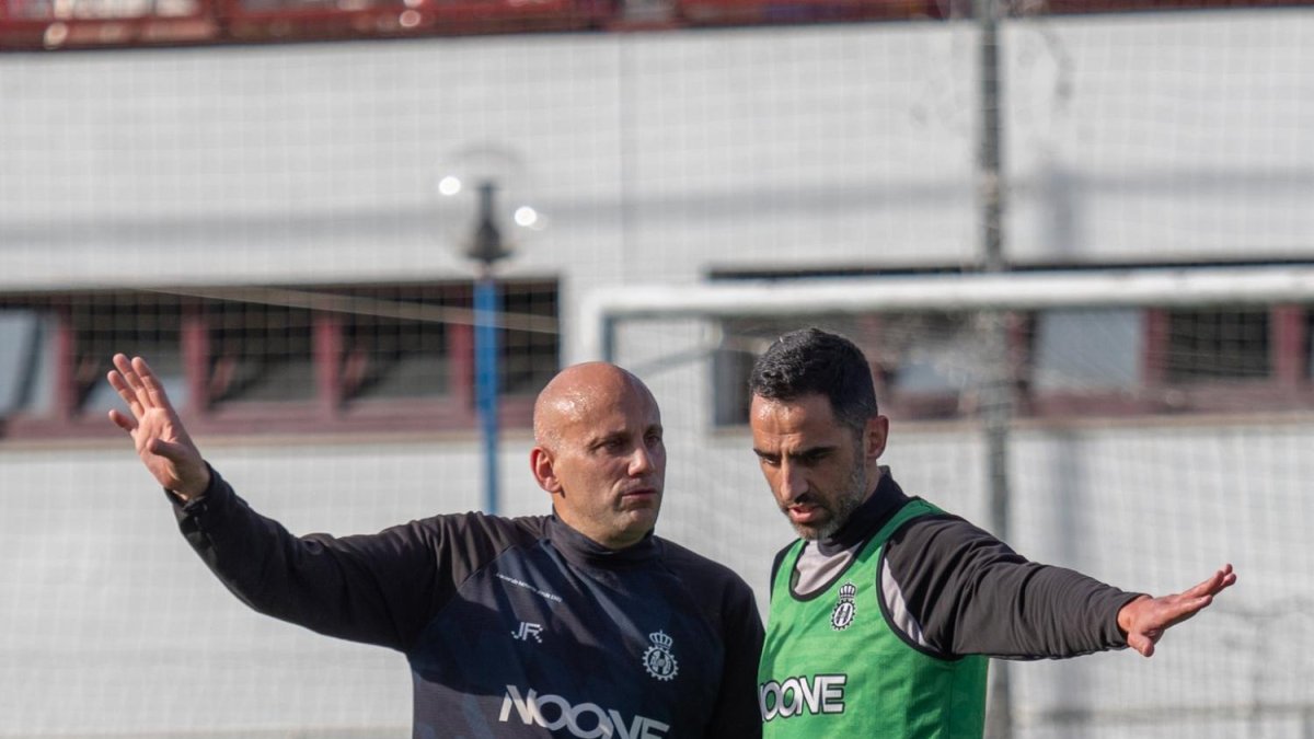 Javier Rozada durante un entrenamiento del Real Avilés Industrial.
