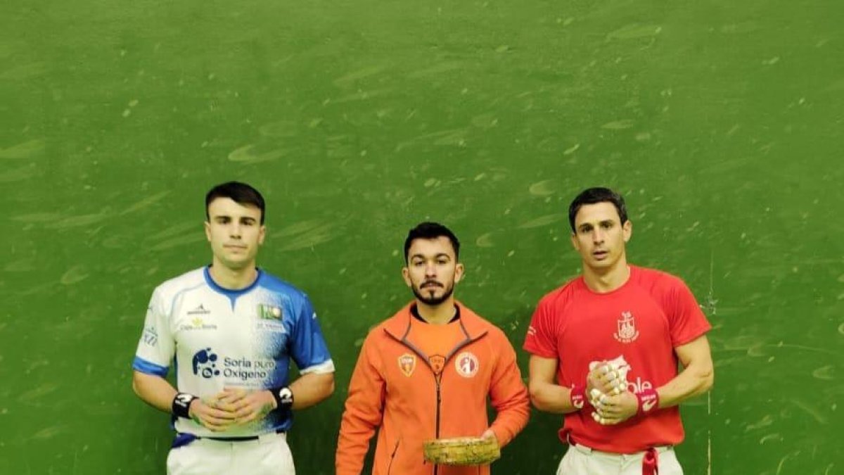 Dos pelotaris durante uno de los encuentros de Duruelo.