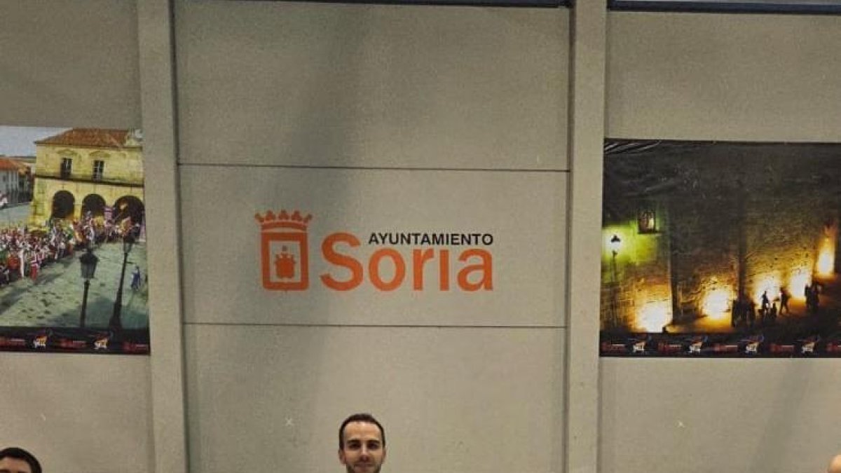 Fran García y Litos en el momento del reconocimiento al capitán del BM Soria.